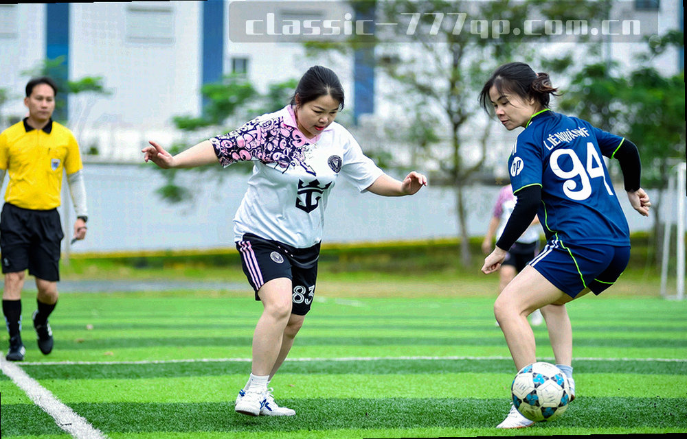 细线绘制的四步流程示意，标注采集、初编、审读、终校四段